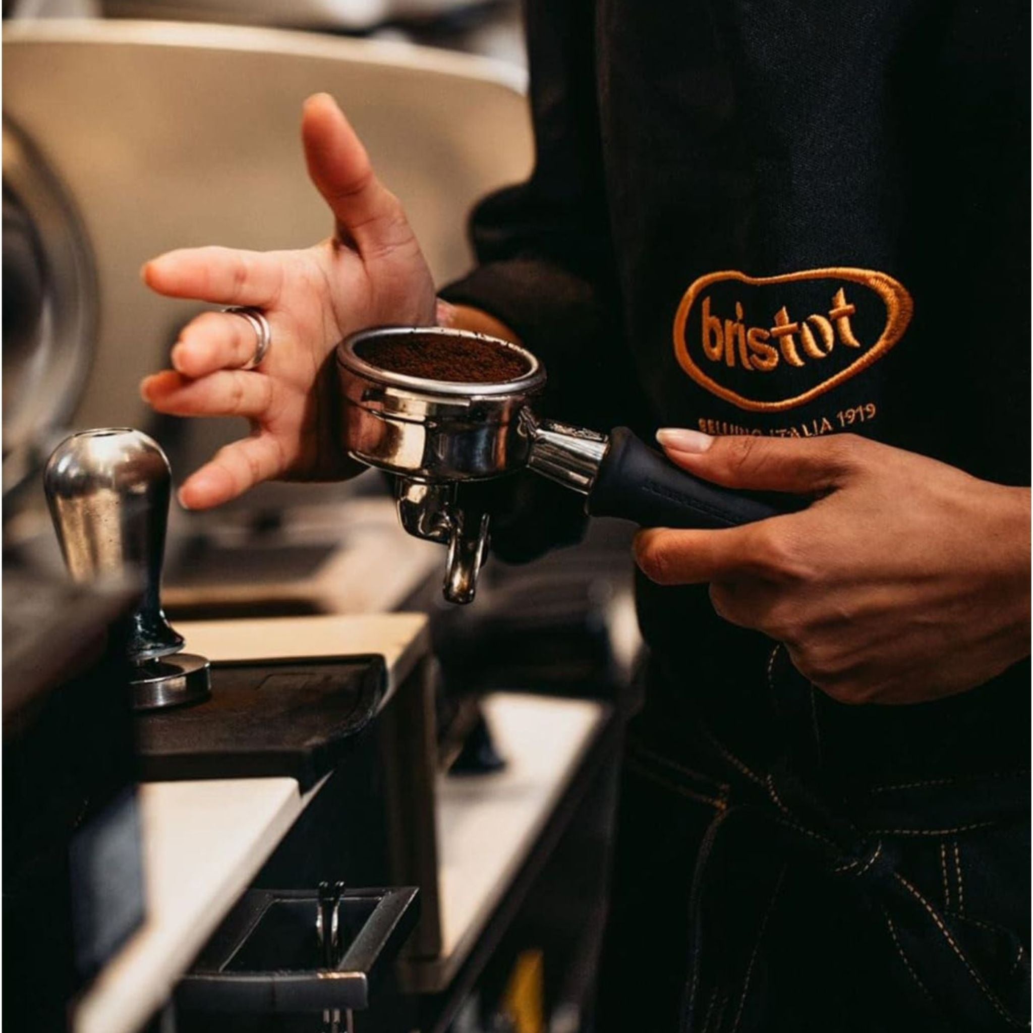 GardenState, Bristot Classico Oro 1kg coffee beans, medium roast with intensity 9 out of 10, blend of Arabica and Robusta, rich notes of chocolate, nuts, and caramel, ideal for espresso and milk coffees.