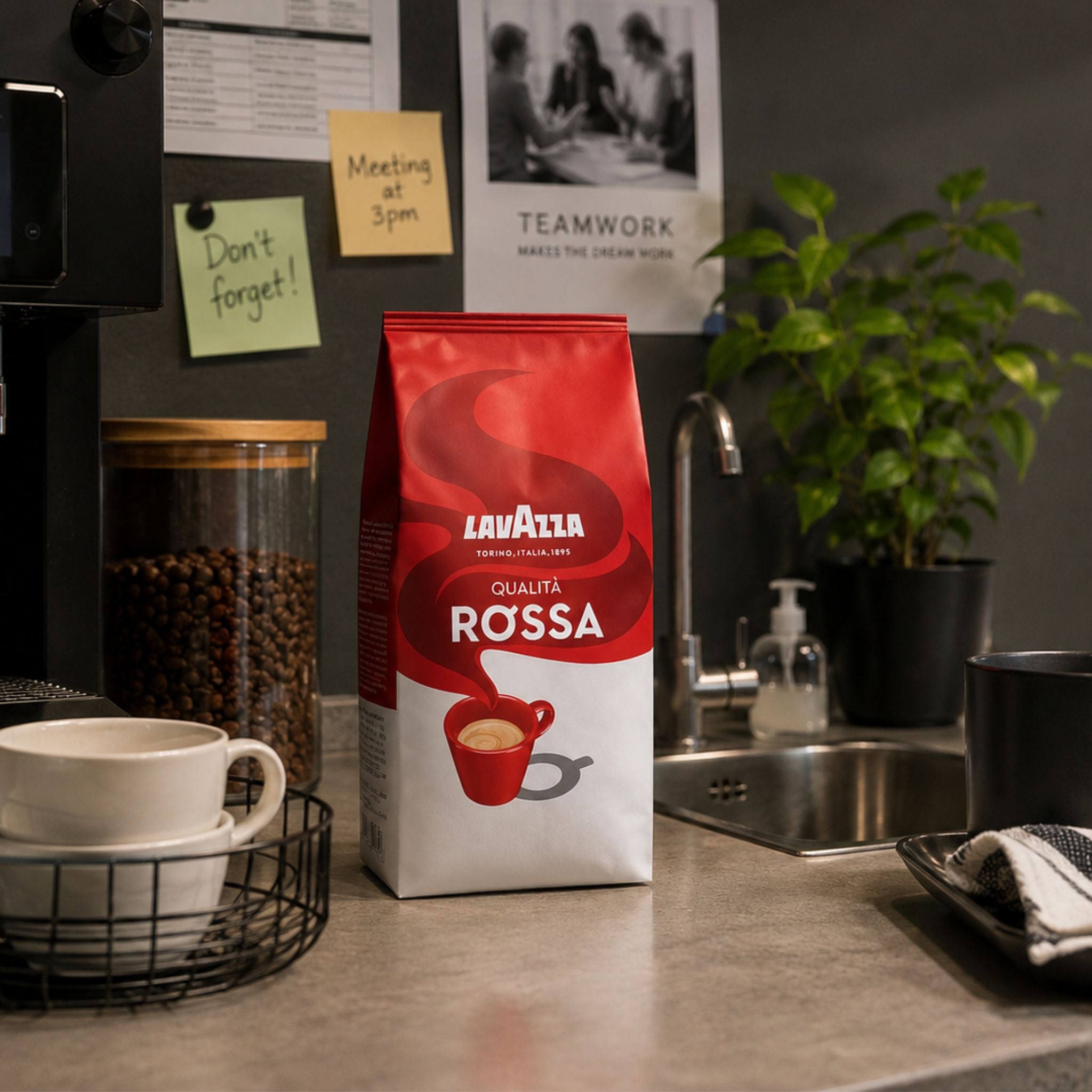 GardenState - Lavazza Qualità Rossa Italian whole coffee beans, medium roast, 1kg pack. A rich blend of Brazilian Arabica and African Robusta with a full body and persistent aftertaste. Ideal for espresso and versatile for any professional coffee maker.