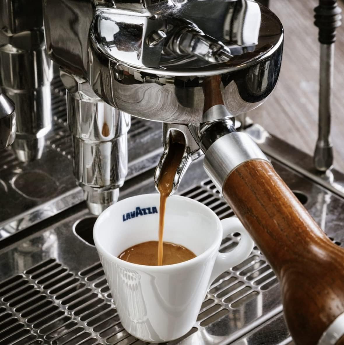 GardenState, Lavazza Espresso Italiano Cremoso Whole Coffee Beans (1kg) – Medium Roast, 8/10 Intensity. Premium Italian coffee with a creamy, well-balanced taste. Ideal for espresso, black coffee, and caffe crema. 30% Arabica, 70% Robusta blend for rich flavor.
